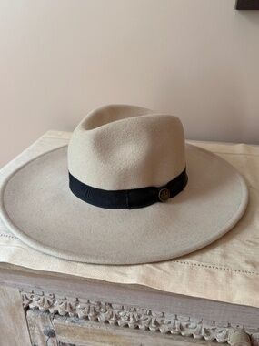 Goorin Bros. White Wool Fedora with black Ribbon Size Small